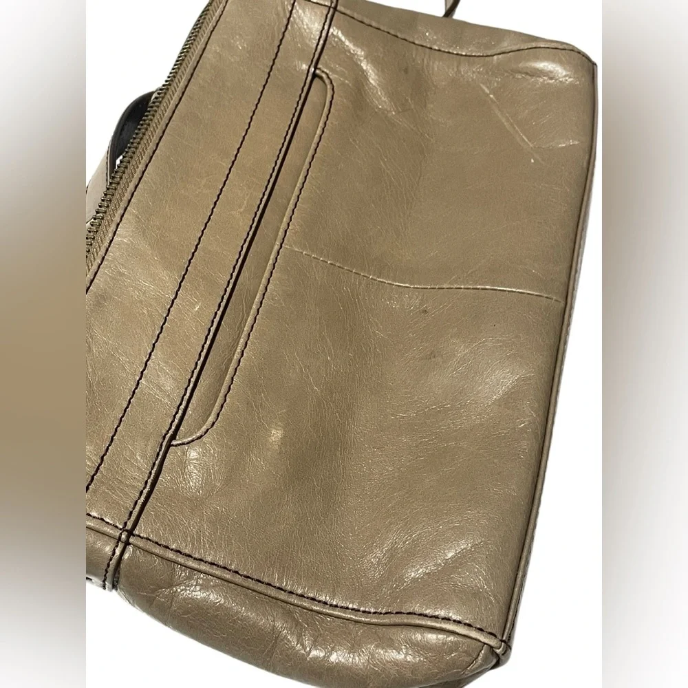 Hobo International Leather Purse Crossbody Bag Taupe Adjustable Strap Zipper Top